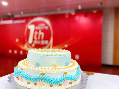 臥龍婦幼家化產(chǎn)區(qū)一周歲了，一起說(shuō)聲：“生日快樂”！